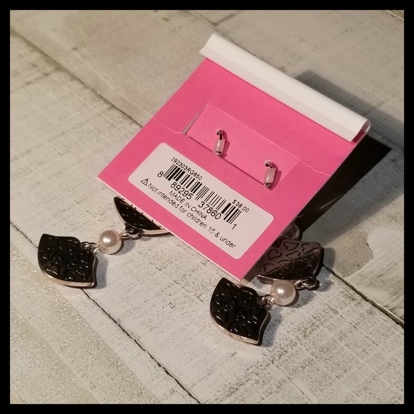 Betsey Johnson Mismatched Glitter Lips Earrings - Picture 6 of 10